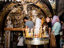 Peregrinos rezam no lugar da crucificação, dentro da Basílica do Santo Sepulcro em Jerusalém.