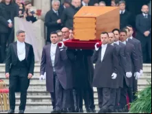Caixão de Bento XVI levado de dentro da basílica de São Pedro para a praça de São Pedro