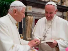 Bento e Francisco no Vaticano na celebração dos 65 anos de sacerdócio do Papa Emérito.
