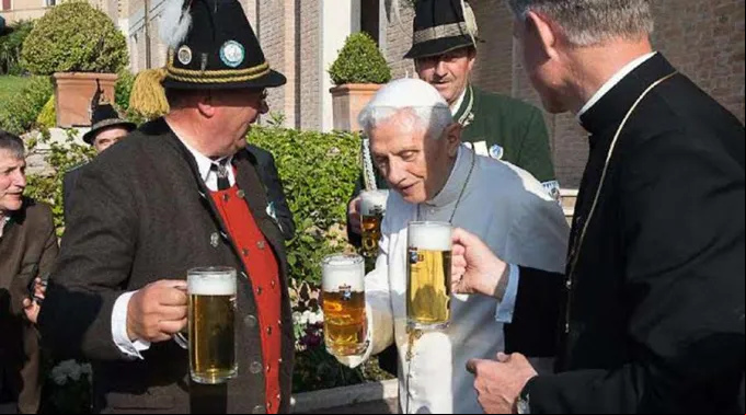 BenedictoXVICerveza_LOsservatoreRomano_031117.jpg ?? 