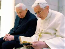 Papa emérito Bento VI e seu irmão Georg no Vaticano em uma imagem de arquivo. Crédito: Vatican Media.