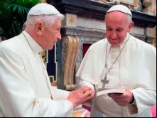 Bento XVI e o Papa Francisco em um encontro anterior