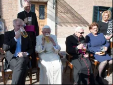 Bento XVI bebe uma cerveja na celebração pelos seus 90 anos.