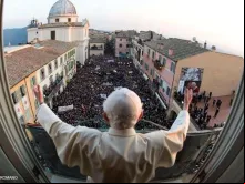 Bento XVI se despede dos fiéis em Castel Gandolfo, em 28 de fevereiro de 2013.