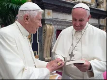 Bento XVI e Papa Francisco nos 65 anos de ordenação sacerdotal do Papa Emérito.