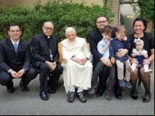 Bento XVI com Cardeal Raymundo Damasceno e brasileiros no Vaticano 