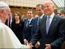 Papa Francisco cumprimentando Joe Biden no Vaticano (2016