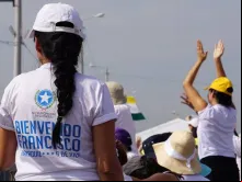 Jovens esperando o Papa Francisco no Parque Samanes, em Guayaquil.