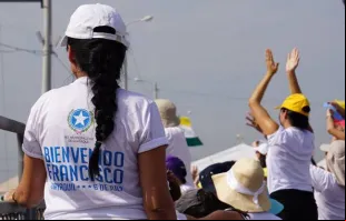 Jovens esperando o Papa Francisco no Parque Samanes, em Guayaquil.