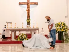 Dom Lauro Versiani beija os pés do índio Antônio Carlos.