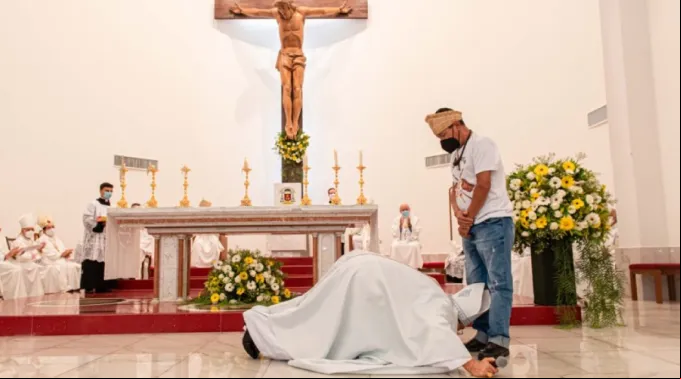 BispoBeijaPesIndio_DioceseColatina.jpg ?? 