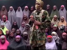 Terrorista do Boko Haram com um grupo das meninas sequestradas