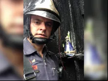 Bombeiro Anderson Batista com a imagem de Nossa Senhora Aparecida intacta após incêndio 