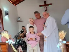 A famíla Maganha com o padre Gilson Maia, RCJ, que abençoou a capela, em 9 de julho de 2023. - Crédito da foto: Família Maganha