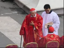 Cardeal Joseph Zen comparece ao funeral de Bento XVI na Praça de São Pedro em 5 de janeiro de 2023.