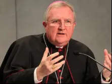 Arcebispo Arthur Roche na Sala de Imprensa do Vaticano em 2015.