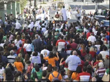 Fiéis ajoelhados diante do Santíssimo Sacramento em Caminhada em defesa da vida 