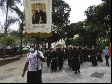 Caminhada dos franciscanos até o Mosteiro da Luz.