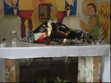 Imagens queimadas sobre o altar da Capela de São Judas Tadeu.