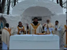 Uma imagem da Missa celebrada na capela de gelo.