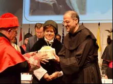 Cardeal Antonio Cañizares entrega barrete do doutorado ao Pe. Saverio Cannistrà.