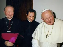 O Cardeal Marian Jaworski junto com João Paulo II.