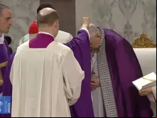 O cardeal Piacenza impõe as cinzas ao papa Francisco
