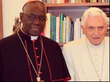 Cardeal Robert Sarah e Bento XVI. Crédito: pd