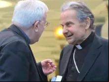 À direita, o falecido Cardeal Carlo Caffarra.