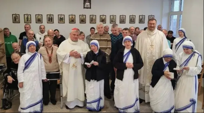 CardenalKonradKrajewski_MisionerasCaridad_Ucrania_dic2022_VaticanNews.jpg ?? 