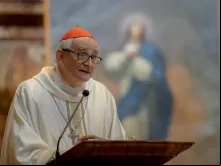O cardeal Matteo Zuppi rezou a missa na basílica de São Pedro em 25 de maio