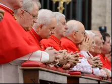 Um grupo de cardeais no Vaticano.