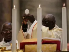Cardeal Sarah celebra a Eucaristia na Basílica de São Pedro.