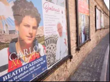 Cartaz da beatificação de Carlo Acutis em Assis.