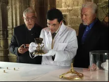 Carlos Evaristo avaliando a relíquia do Santo Cálice 