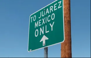 Sinalização de trânsito na estrada em direção a Ciudad Juárez.