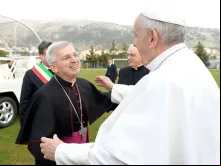 Dom Michele Castoro recebe o Papa Francisco em San Giovanni Rotondo, em março deste ano.