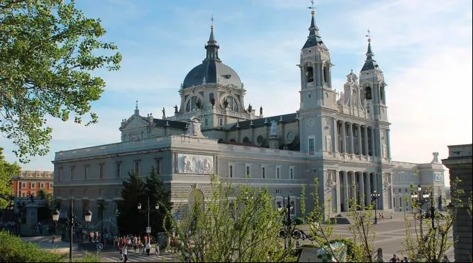 CatedraAlmudenaMadrid_WikipediaLuisGarciaCC-BY-SA-3.0_090316.jpg ?? 