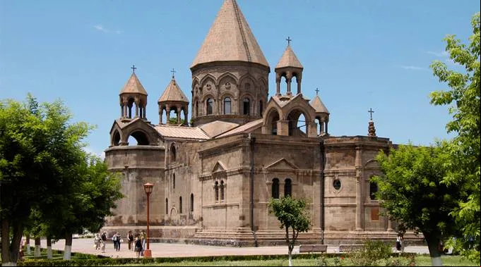 CatedralEjmiatsin_WikipediaDominioPblico_230616.jpg ?? 