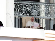 Papa Francisco pronuncia sua catequese.