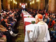 Cardeal Ezzati dirige algumas palavras a 250 pessoas sem teto que acolheu no dia 19 de agosto na Catedral de Santiago para jantar
