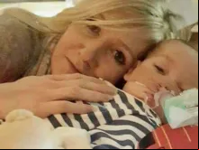 O bebê Charlie Gard com sua mãe, Connie Yates. Goto: GoFundMe