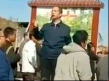 Católicos ajoelhados dentro do terreno da igreja em Wu Gao Zhang, em 31 de outubro de 2019
