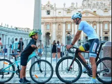 O líder da equipe de ciclismo Athletica Vaticana, Rien Schuurhuis, com seu filho Tomas.
