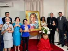 Apresentação da nova imagem de Benigna Cardoso. À esquerda do quadro, as irmãs de criação de Benigna, Irani e Terezinha Cisnando, e os sobrinhos-netos Claudiana  e Gildo da Silva. Diocese de Crato 