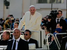 Papa saúda os fiéis durante a Audiência Geral.
