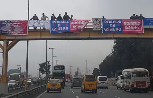 Cartazes #ConMisHijosNoTeMetas em uma ponte de Lima.