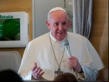 O Papa conversa com jornalistas no voo de volta do Iraque.