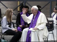 Papa Francisco atendendo confissão de uma jovem na Praça de São Pedro.
