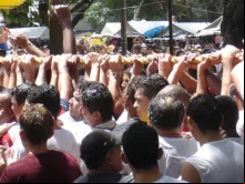 Fiéis seguram a corda do Círio de Nazaré 